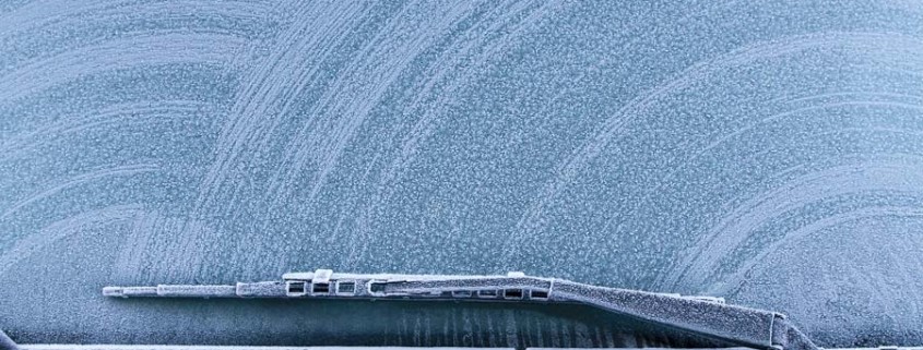 Parabrezza ghiacciato: l’incubo di ogni automobilista